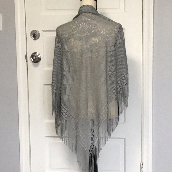 Amazing Delicate Gray Triangular Party Wrap - Picture 5 of 12